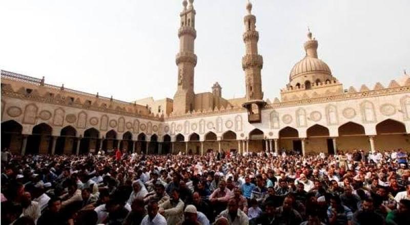 المصلون بالجامع الأزهر يلهجون بالدعاء للأقصى وفلسطين.. فيديو