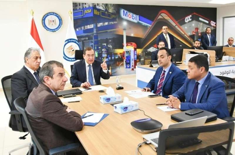 وزير البترول خلال الاجتماع