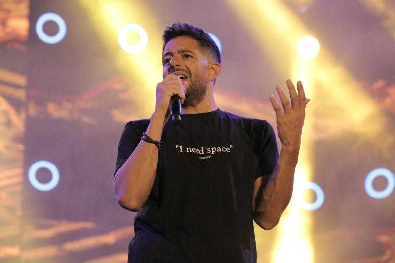 محمد حماقي يؤجل جولته الغنائية في أمريكا تضامنًا مع غزة