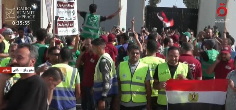 «يا فلسطين يا فلسطين لأهالينا خلاص داخلين».. هتافات من أمام معبر رفح.. فيديو