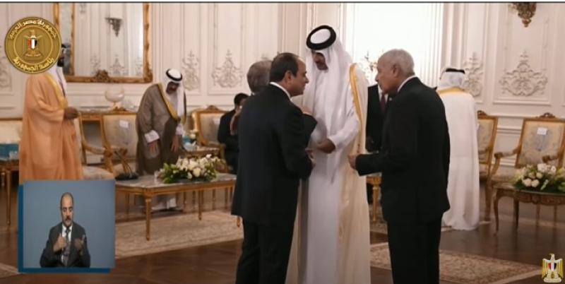 السيسي يستقبل أمير قطر لدى وصوله مقر انعقاد مؤتمر القاهرة للسلام