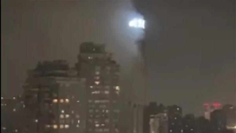 10 سيارات إطفاء للسيطرة على حريق هائل بفندق مهجور في الزمالك