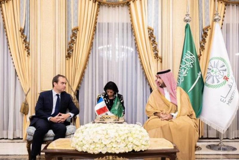 وزيرا دفاع السعودية وفرنسا يستعرضان التنسيق لتهدئة الأوضاع في المنطقة