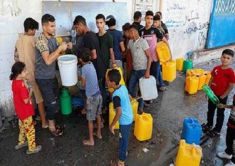الموت يحيط بهم.. «اليونيسيف» تحذر من نقص كارثي في مياه الشرب في غزة