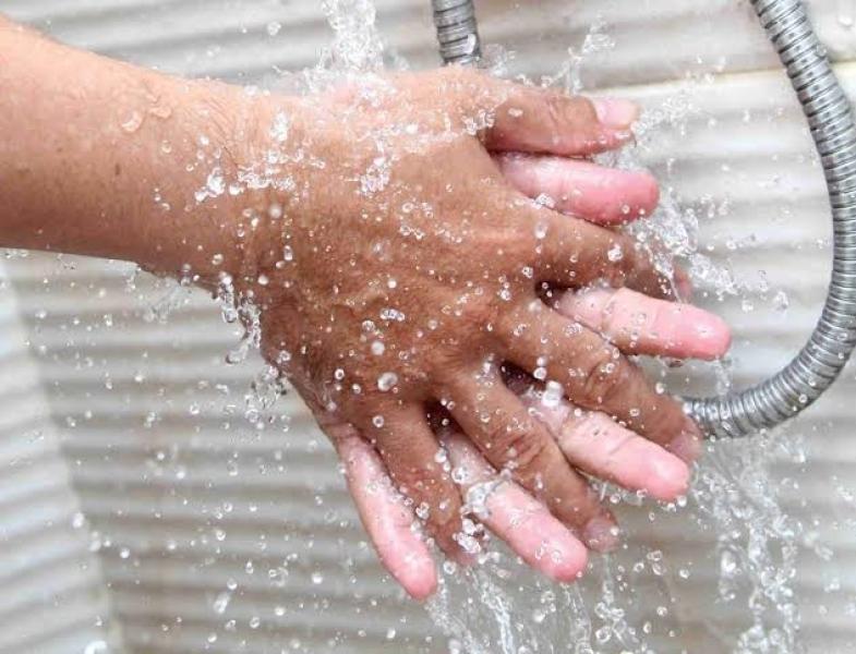هل يجوز الوضوء عاريا بدون ستر العورة؟.. أمين الفتوى يجيب