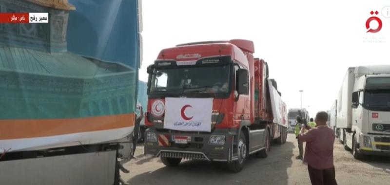 شاهد.. لحظة دخول الدفعة الثانية من قوافل المساعدات لقطاع غزة