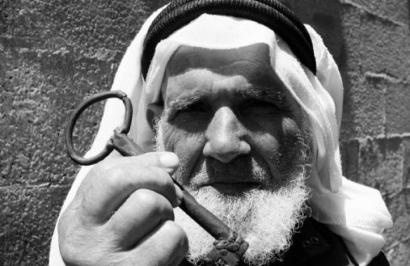 يذكر الأجيال بحقهم في الأراضي الفلسطينية.. قصة مفتاح العودة «فيديو»