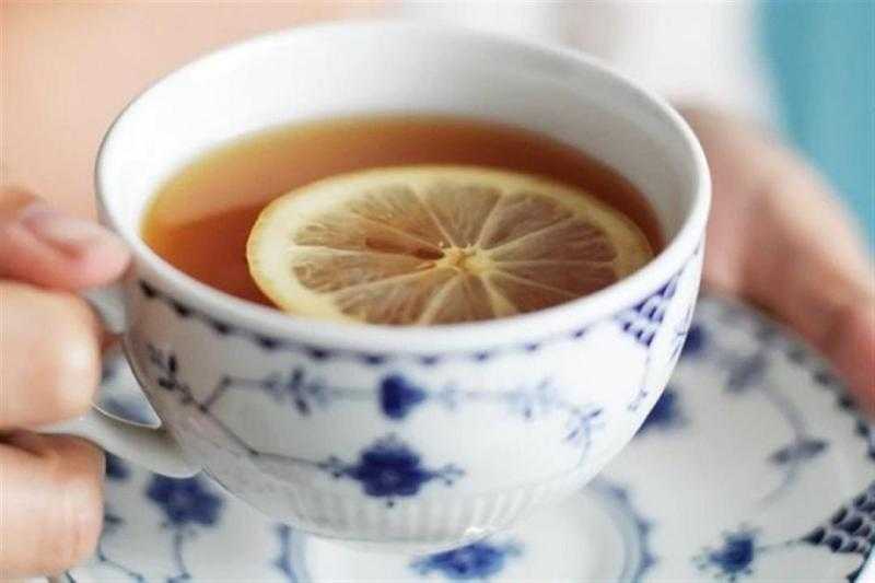 يحسن الحالة المزاجية والذاكرة.. فوائد تناول الشاي بالليمون