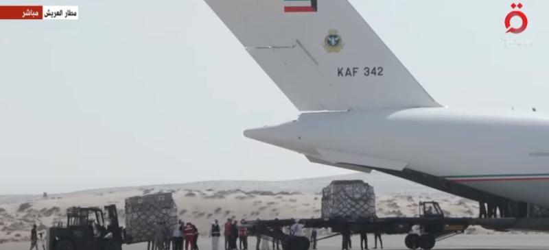مطار العريش يستقبل طائرة مساعدات كويتية تمهيدا لنقلها إلى قطاع غزة