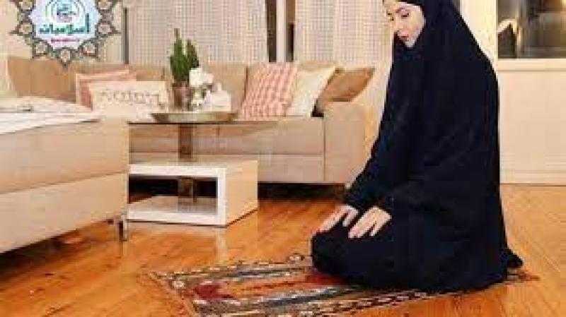 هل يشترط للمرأة تغطية قدميها أثناء الصلاة؟.. الإفتاء تجيب