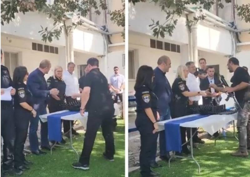 شاهد.. بن غفير يسلم سلاحا رشاشا لمستوطنين إسرائيليين