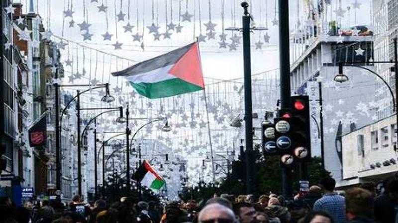 بسبب هتافه فلسطين حرة.. السلطات في لندن توقف سائق مترو أنفاق عن العمل