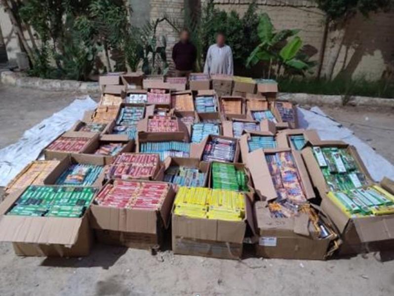 حبس عامل وسائق بتهمة تصنيع 2.3 مليون قطعة ألعاب نارية في الفيوم