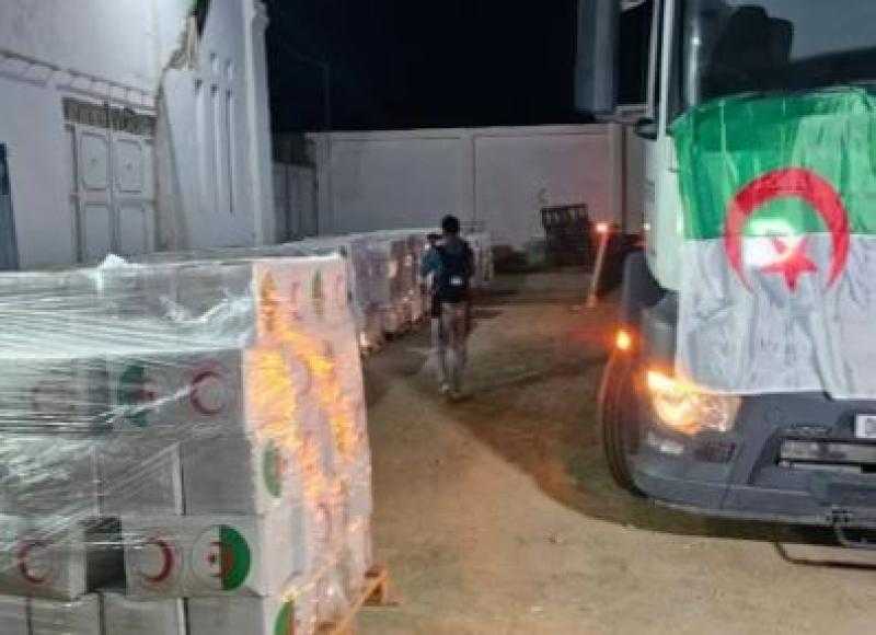 ثانى دفعة مساعدات من الجزائر تصل إلى مطار العريش الدولى