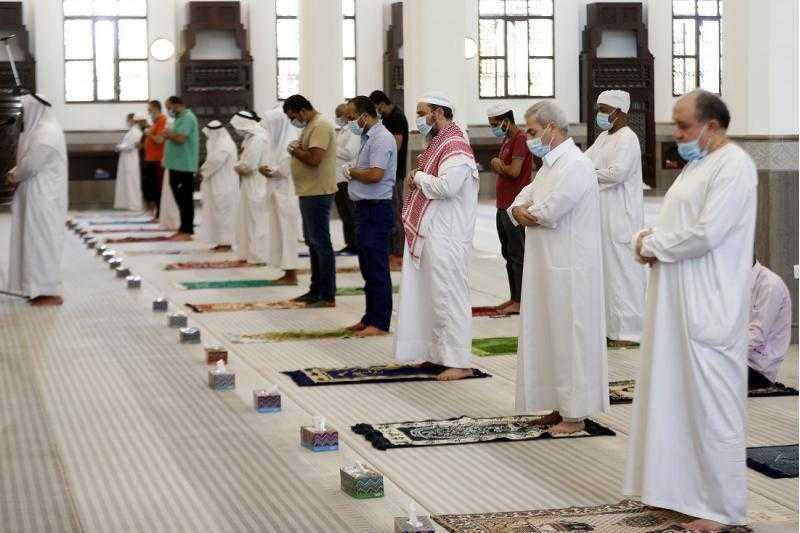 ما حُكم تقدم أحد المصلين على الإمام الراتب في المسجد؟.. الإفتاء تُجيب