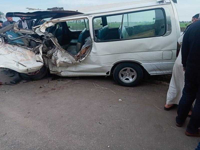 إصابة 10 أشخاص في انقلاب سيارة ميكروباص على الطريق الأوسطي