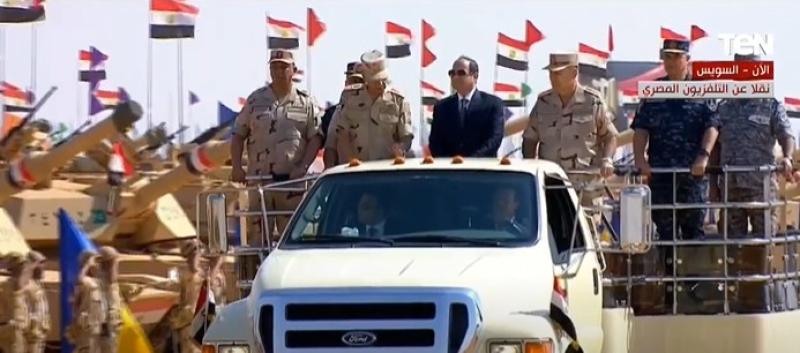 الرئيس السيسي يتفقد اصطفاف تفتيش حرب الفرقة الرابعة المدرعة بالسويس (فيديو)