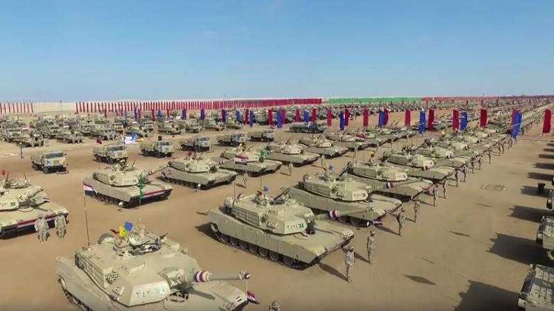 الفرقة الرابعة المدرعة في السويس تستعرض قواتها العسكرية