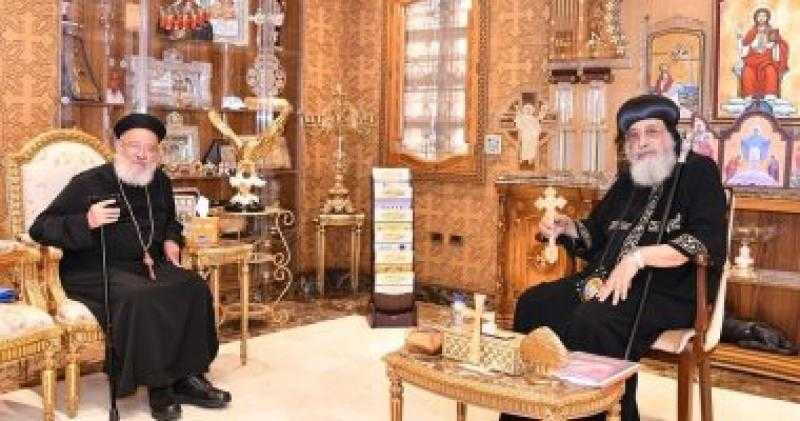 البابا تواضروس يستقبل أحد الكهنة بأستراليا فى المقر الباباوى بالقاهرة