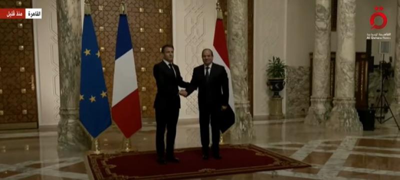 الرئيس السيسي يستقبل نظيره الفرنسي بقصر الاتحادية