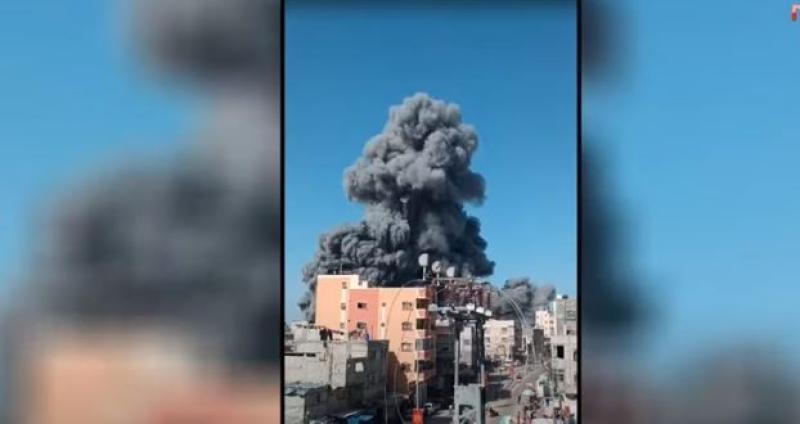 قصف إسرائيلي استهدف منازل قرب مستشفى ناصر.. «فيديو»