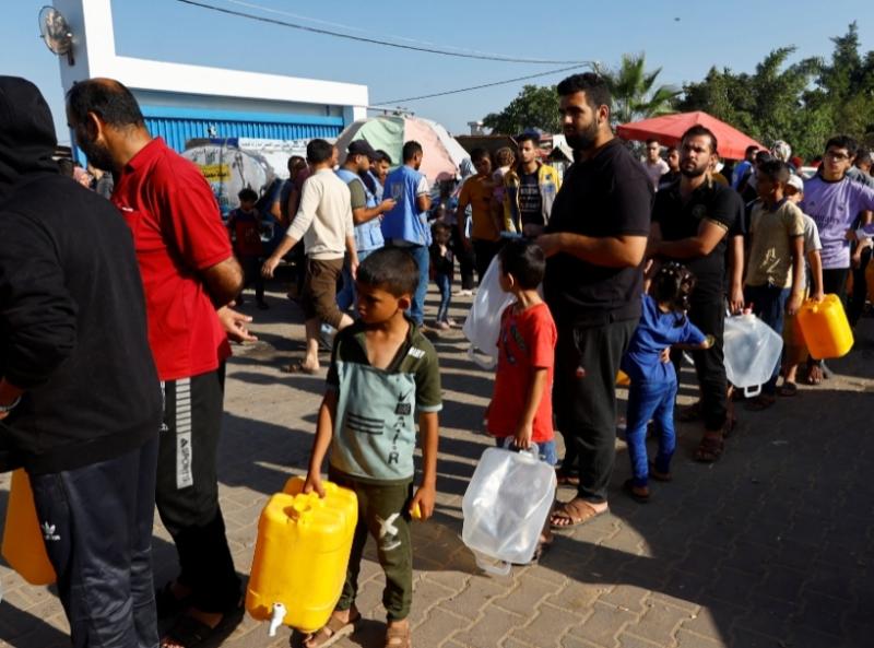 مهمة البحث عن الماء والغذاء في غزة