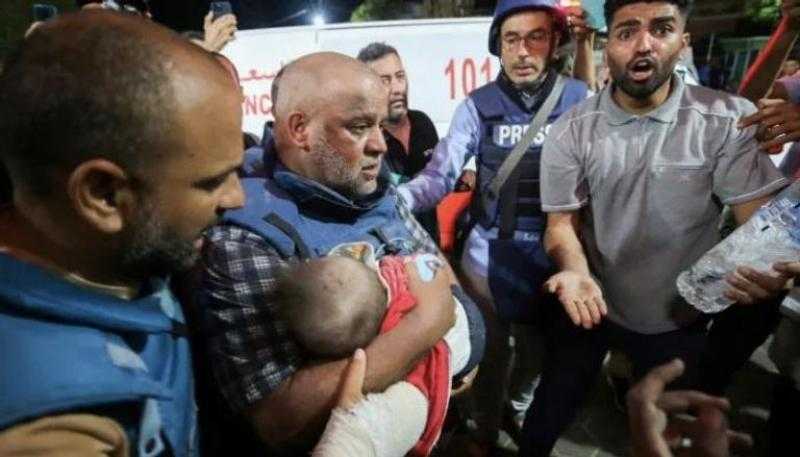 «دموع إنسانية لا دموع جبن وانهيار».. وائل الدحدوح يودع عائلته في حرب غزة