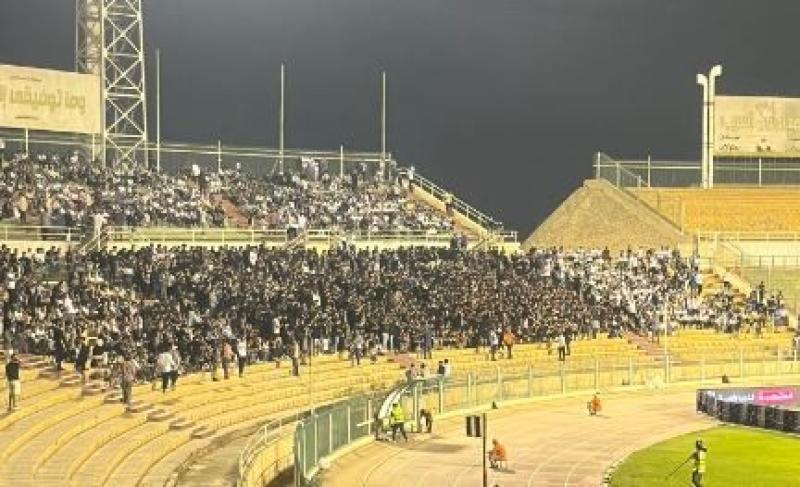 حدادًا على شهداء غزة.. جماهير الزمالك ترتدي الأسود أمام إنبي