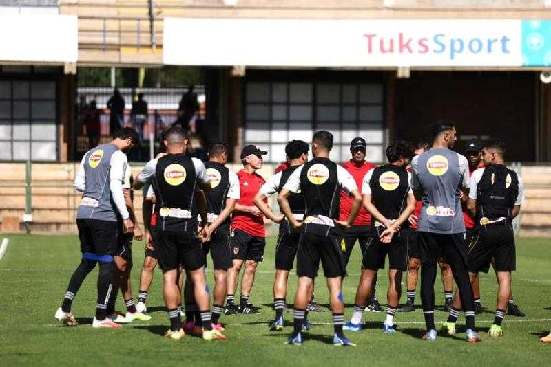 كولر يحاضر اللاعبين قبل انطلاق مران الأهلي استعدادًا لمواجهة صن داونز