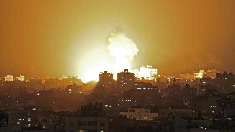 شاهد.. قوات الاحتلال تقصف قطاع غزة برًا وبحرًا بشكل مكثف