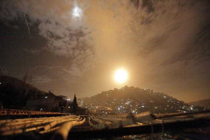 شاهد| غزة تتحول إلى مدينة أشباح.. انقطاع الكهرباء والاتصالات والإنترنت