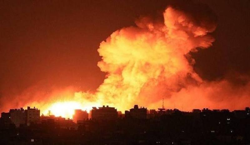شاهد.. جيش الاحتلال يقصف قطاع غزة بالقنابل الفسفورية المحرمة دوليًا