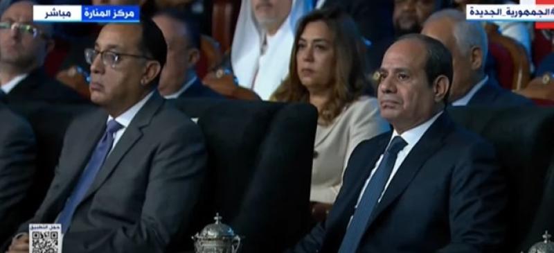 السيسي يشاهد فيلما تسجيليا عن دعم وتطوير الصناعة المصرية