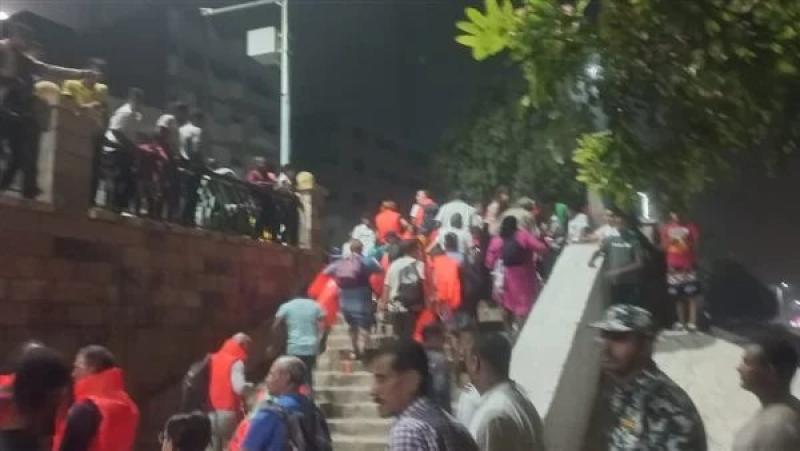 إخلاء باخرة على متنها 76 سائحا بعد تعرضها لثقب بمرسى كوم أمبو بأسوان