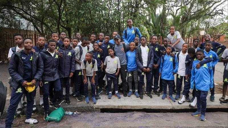 بيرسي تاو يلتقط صور تذكارية مع ناشئي صنداونز