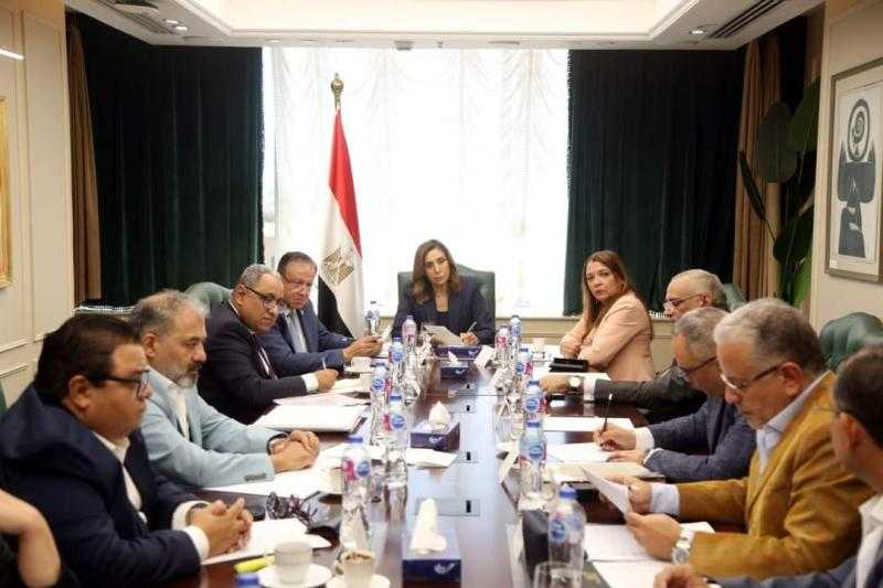 وزيرة الثقافة تجتمع مع قيادات الوزارة لمناقشة الخطة الاستثمارية خلال الفترة المُقبلة