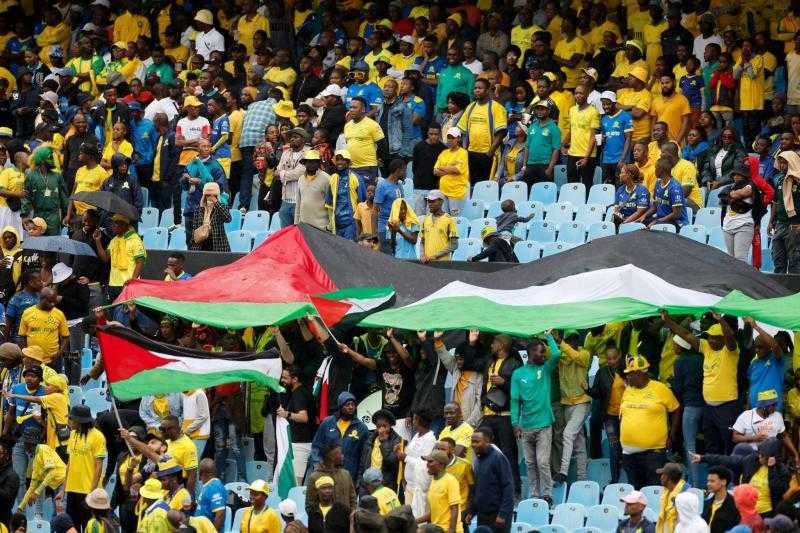 شاهد.. جماهير صن داونز ترفع علم فلسطين خلال مباراة الأهلي بإفريقيا