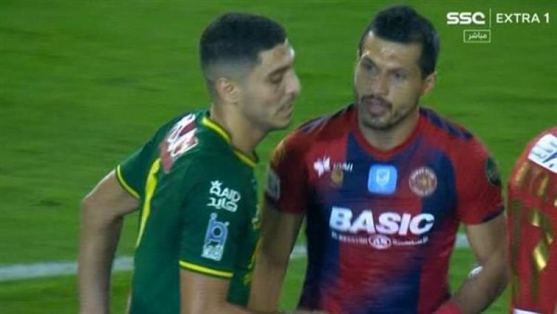 شاهد طارق حامد يقوم بـإشارة «غير أخلاقية» لـ محمد شريف في كأس الملك 