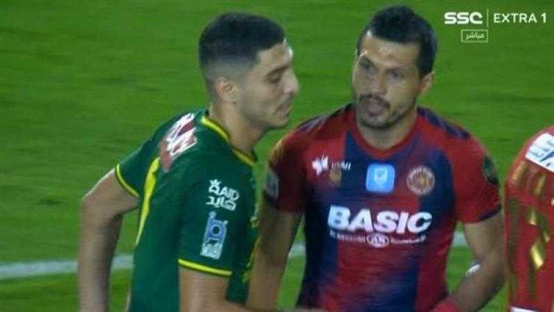 شاهد.. طارق حامد يقوم بإشارة «غير أخلاقية» لـ محمد شريف في كأس الملك