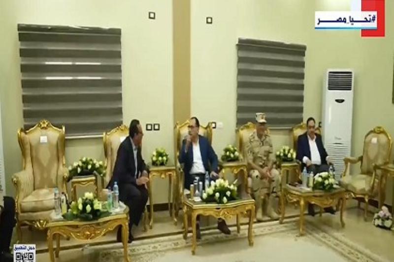 رئيس الوزراء يلتقي بمشايخ وعواقل شمال سيناء بمقر الكتيبة 101 بالعريش