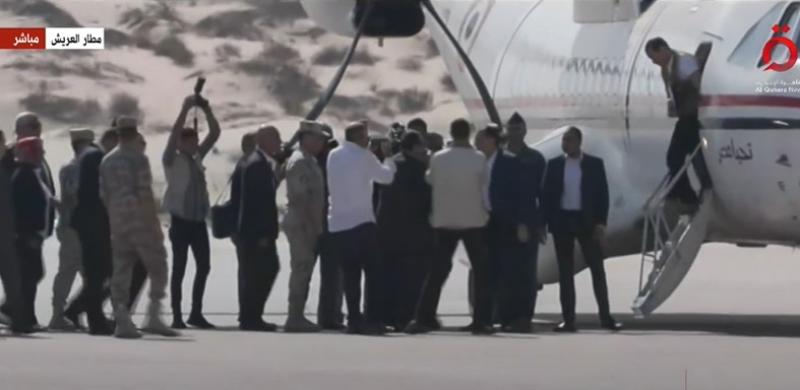لحظة وصول رئيس الوزراء إلى مطار العريش لمتابعة وصول المساعدات لغزة.. «فيديو»