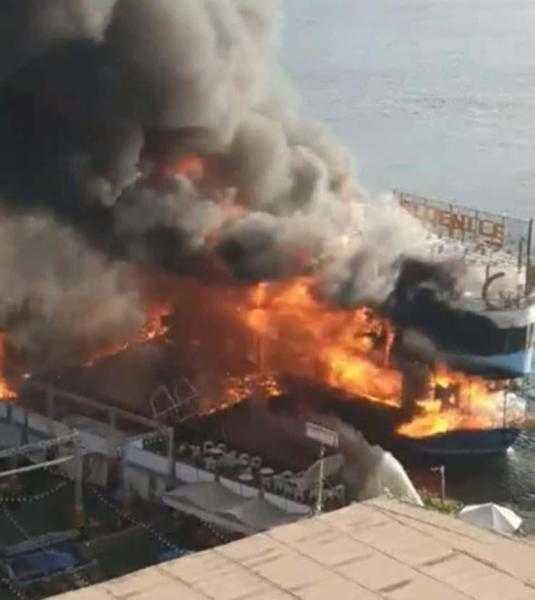 السيطرة على حريق هائل بمركب داخل ميناء الصيد في بورسعيد