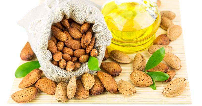 زيت اللوز المر