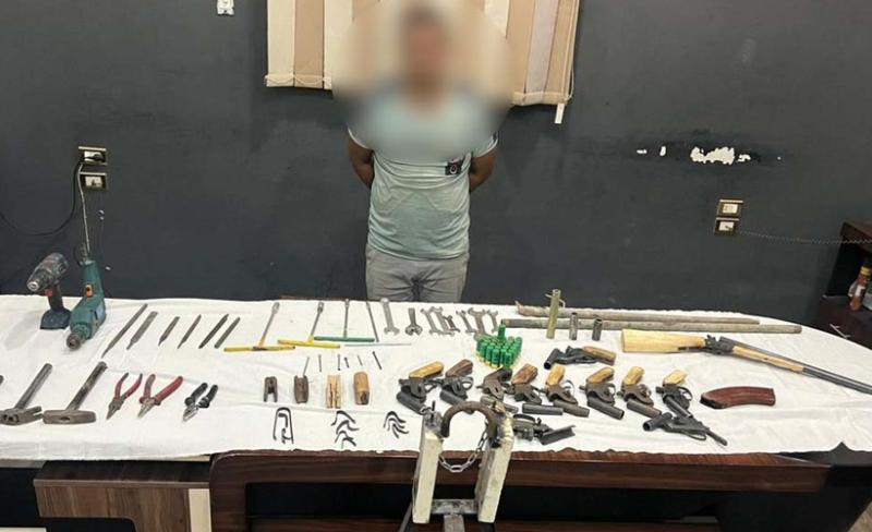 ضبط عاطل حول منزله إلى ورشة أسلحة نارية في أسيوط
