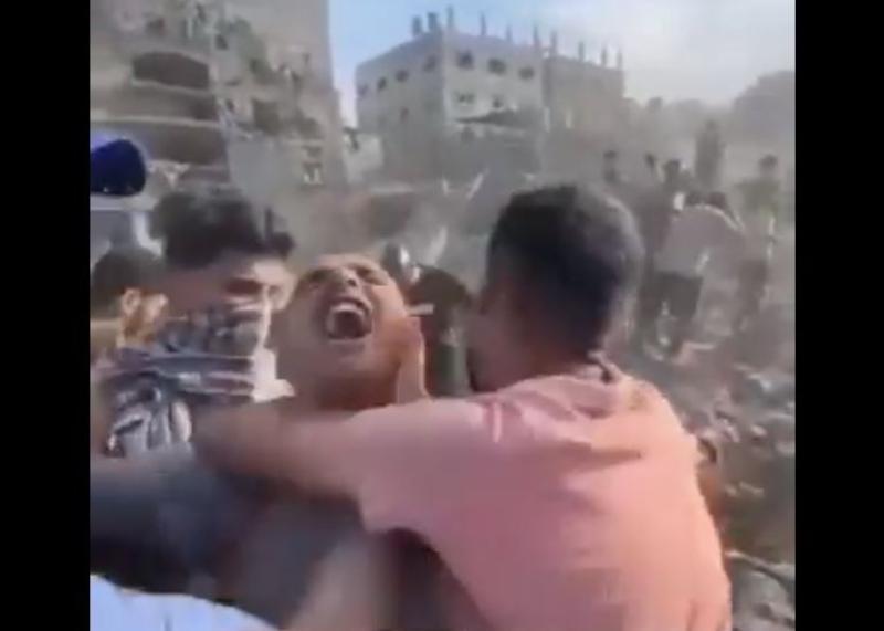 فيديو يحبس الأنفاس.. مواطن فلسطيني يفقد عائلته في مجزرة جباليا .. ويصرخ: «دوّروا بلكي بلاقيلي واحد عايش»