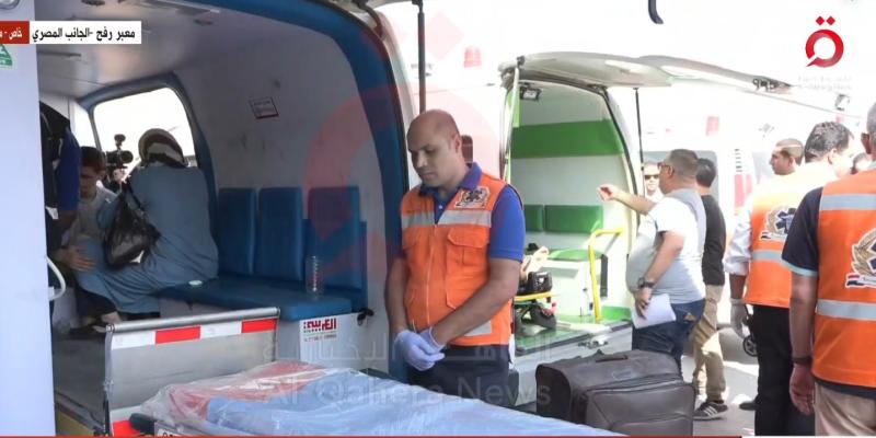 شاهد.. سيارات الإسعاف بمعبر رفح تستقبل جرحى فلسطينيين لنقلهم إلى مستشفيات مصرية