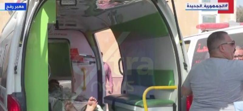 اللقطات الأولى لوصول جرحى فلسطينيين معبر رفح تمهيدا لنقلهم إلى المستشفيات.. فيديو