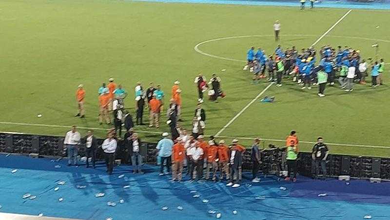 بالزجاجات.. جماهير الأهلي تهاجم حكم مباراة صن داونز