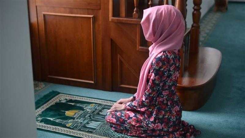 هل تجوز صلاة المرأة وقدمها مكشوفة؟.. «الإفتاء» تجيب