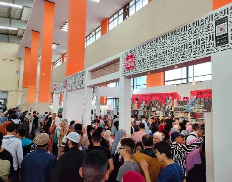 جناح عصير الكتب في الصالون الدولي للكتاب بالجزائر يشهد إقبال جماهيري كبير